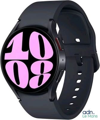 une image d'une montre connectée noire dont le cadran comporte des chiffres roses