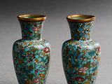 paire de vases chinois en émail cloisonné, ornés de motifs floraux