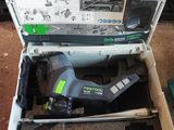 une boîte à outils avec des outils à l'intérieur sur le sol