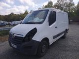 une camionnette blanche qui a été vandalisée sur un parking