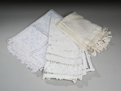 trois napperons blancs posés sur une table, sur fond blanc