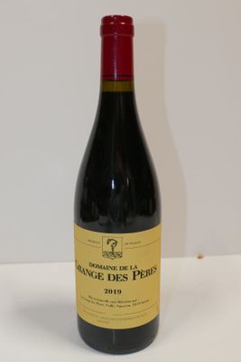 une bouteille de vin posée sur une table