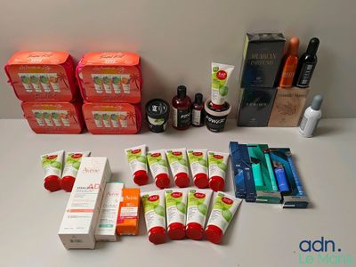 de nombreux types de produits de soins de la peau sur la table