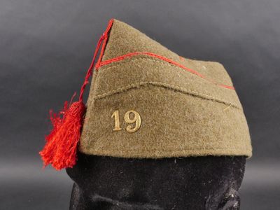 un chapeau posé sur la tête d'un mannequin, sur lequel figure le chiffre 19