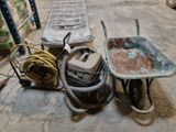 une brouette et une autre brouette dans un garage