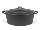 une cocotte noire avec un couvercle sur fond blanc