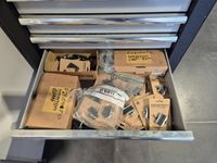 Lot de 2 servantes d’atelier et leurs contenus en visserie e… (photo 6)