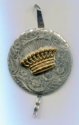 une pièce d'argent sur laquelle est représentée une couronne en or