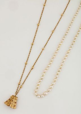 trois colliers avec des perles et une main de Fatma sur fond blanc