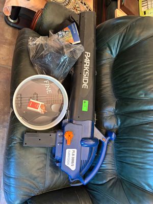 une photo d'un fauteuil en cuir noir orné d'un motif Nerfle bleu et orange