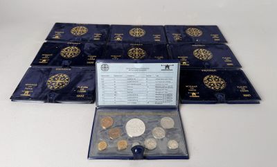 une image représentant une boîte de pièces de monnaie avec un couvercle bleu
