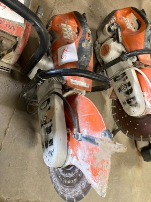 several chainsaws are sitting on the floor next to each other