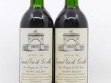 deux bouteilles de vin rouge posées l'une à côté de l'autre sur une surface blanche