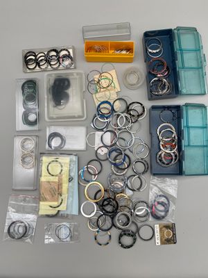 tout un tas de bagues et d'autres objets sur la table