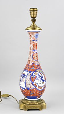 une lampe posée sur une table sur laquelle se trouve une lampe