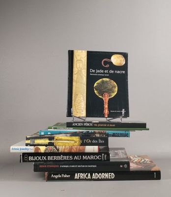 plusieurs livres sont empilés sur une table