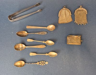 de nombreux types de cuillères et de cuillères-cuillères sur la table