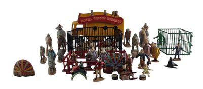 de nombreuses figurines posées sur une table