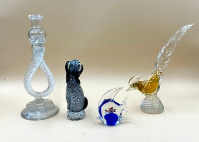 trois figurines en verre posées sur une table
