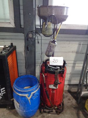 deux seaux placés l'un à côté de l'autre dans un garage