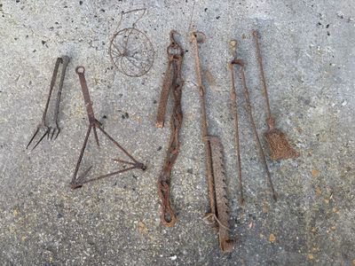 un grand nombre d'outils posés sur le sol