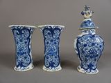 trois vases bleus et blancs placés les uns à côté des autres