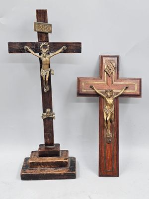 165 / C5 / Deux crucifix en bois et bronze ht 30,5 et … - Photo 1