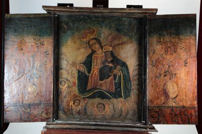 une image représentant un tableau de la Vierge Marie et de l'Enfant Jésus dans un cadre en bois