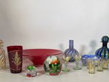 de nombreux vases en verre de différentes couleurs sur la table