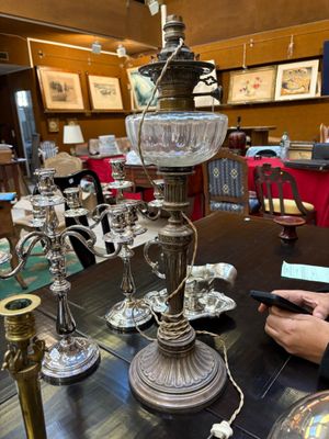 Lampe à pétrole en bronze ciselé et argenté - Photo 1