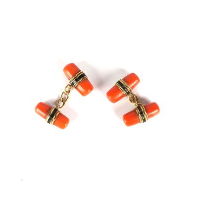 une image représentant une paire de boutons de manchette orange sur fond blanc