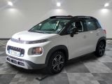 la citrole blanche est garee sur un carrelage en damier