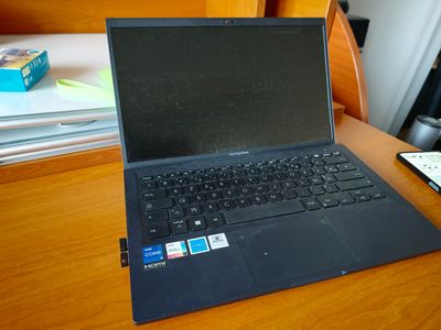 un ordinateur portable posé sur un bureau en bois