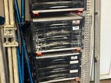 un grand nombre d'outils qui restent sur une étagère