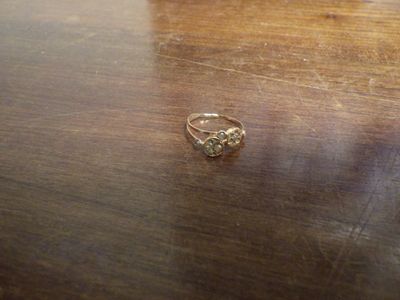 une bague posée sur une table en bois