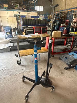une image d'un garage avec de nombreux outils sur le sol