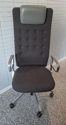 une chaise de bureau grise avec une assise grise