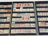 de nombreux types de timbres différents exposés sur une table