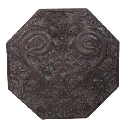 une plaque métallique décorative ornée d'un motif