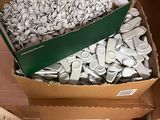 une boîte en carton remplie d'une multitude d'objets de toutes sortes