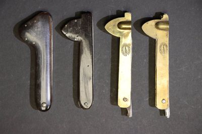 quatre types d'outils différents sont représentés sur une surface noire