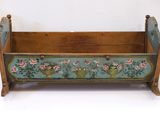 un porte-revues en bois décoré de fleurs peintes