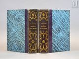deux livres posés l'un sur l'autre sur une table