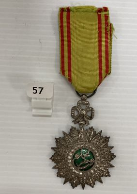 une image représentant une médaille ornée d'une étoile sur le recto