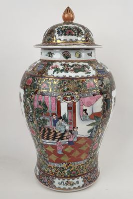 une image représentant un vase muni d'un couvercle sur fond blanc