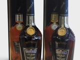 deux bouteilles d'alcool sont posées l'une à côté de l'autre sur une table