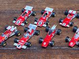 beaucoup de petites voitures de course sur une table en bois