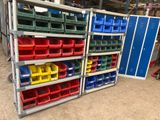 de nombreux bacs de toutes sortes sur les étagères du garage