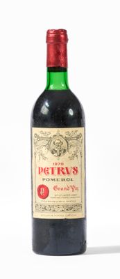 une bouteille de vin posée sur une table