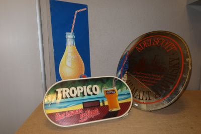 un plateau avec une boisson et un plateau sur lequel se trouve une boisson